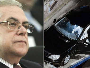 Φωτό-σοκ: Ο φρουρός του Λ.Παπαδήμου παραδίδει το φάκελο-βόμβα στην Βουλή